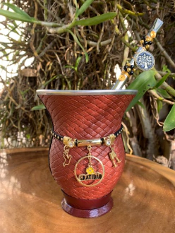 Kit chimarrão: Cuia de Porongo Revestida em Sintético Trançada + Bomba em inox decorada com pingente + Pulseira Premium