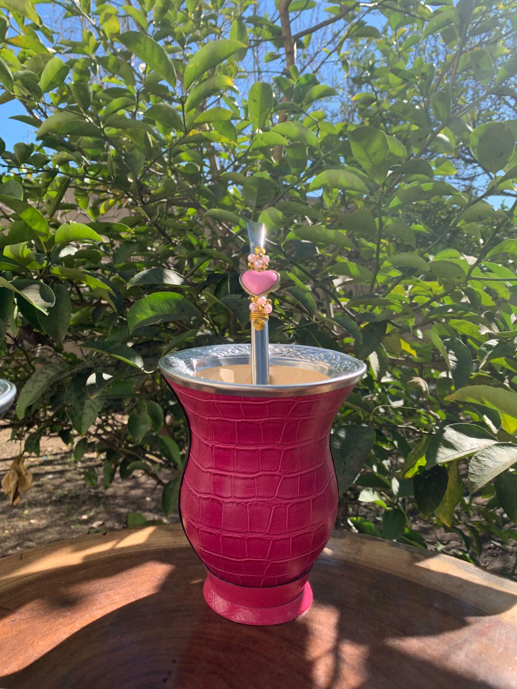 Kit chimarrão: Cuia de Porongo Revestida em Sintético Crocô + Bomba em inox decorada com pingente