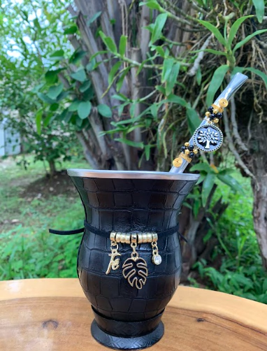 Kit chimarrão: Cuia de Porongo Revestida em Sintético Crocô + Bomba em inox decorada com pingente + Pulseira Basic