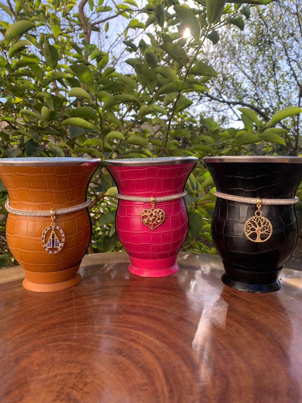 Kit chimarrão: Cuia de Porongo Revestida em Sintético Crocô + Pulseira Vip + Tapa Erva