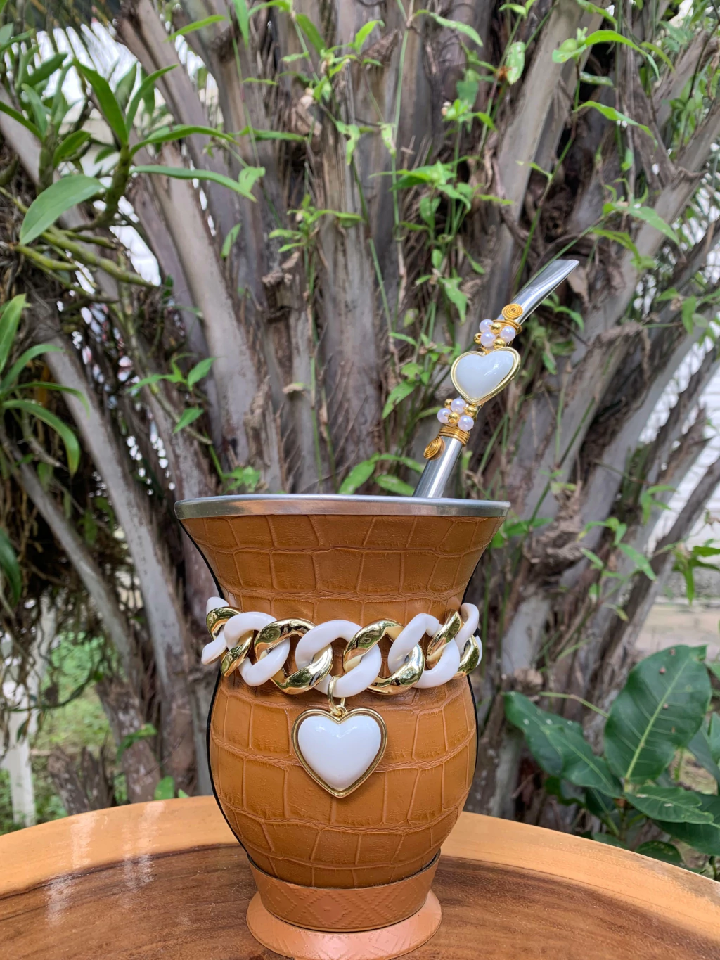 Kit chimarrão: Cuia de Porongo Revestida em Sintético Crocô + Bomba em inox decorada com pingente + Pulseira Luxo