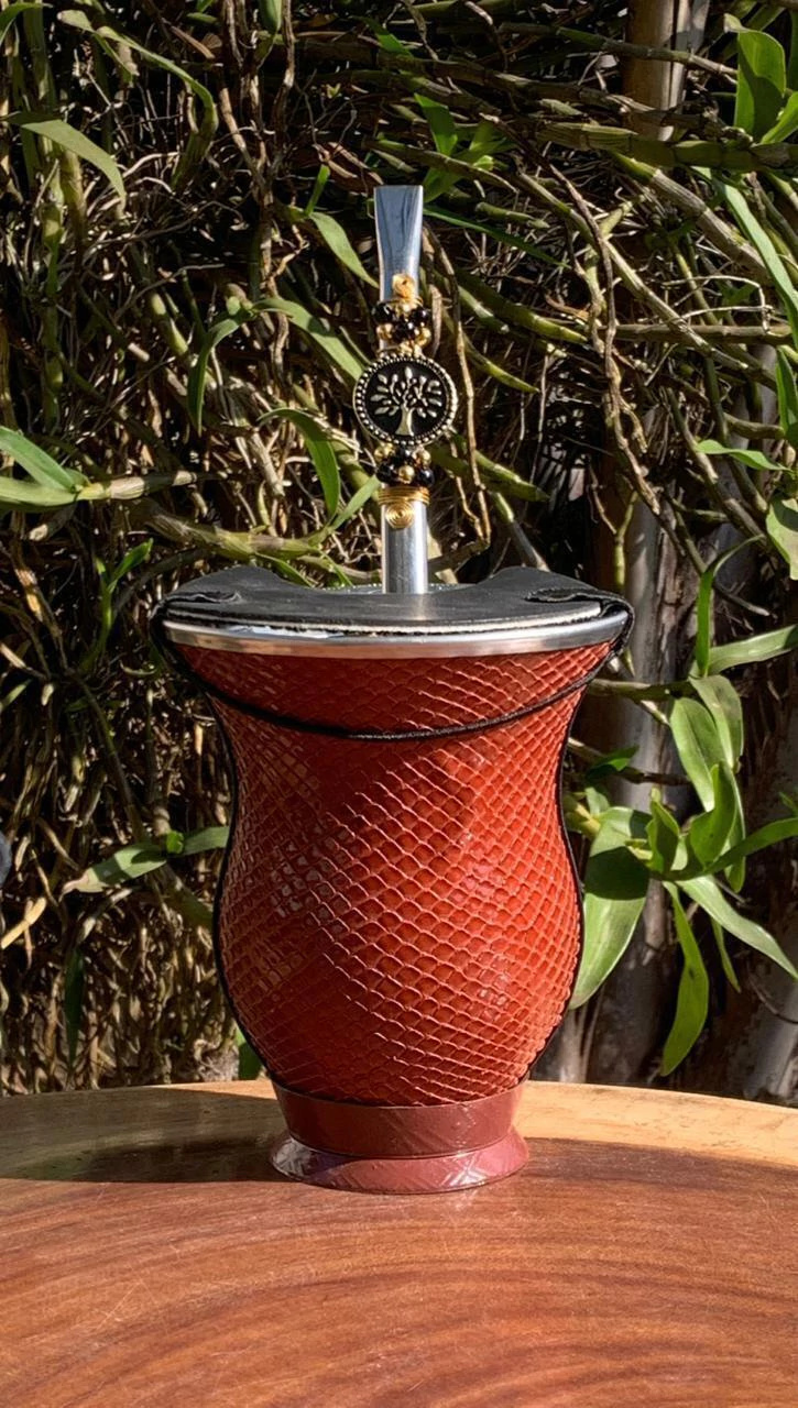 Kit chimarrão: Cuia de Porongo Revestida em Sintético Trançada + Bomba em inox decorada com pingente + Tapa Erva
