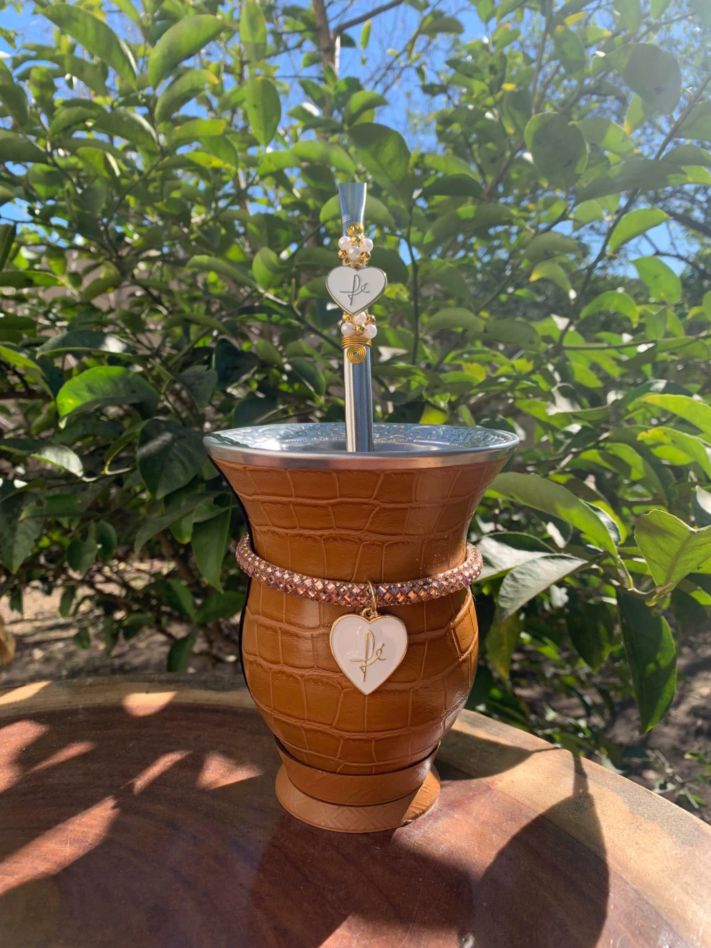 Kit chimarrão: Cuia de Porongo Revestida em Sintético Crocô + Bomba em inox decorada com pingente + Pulseira Vip