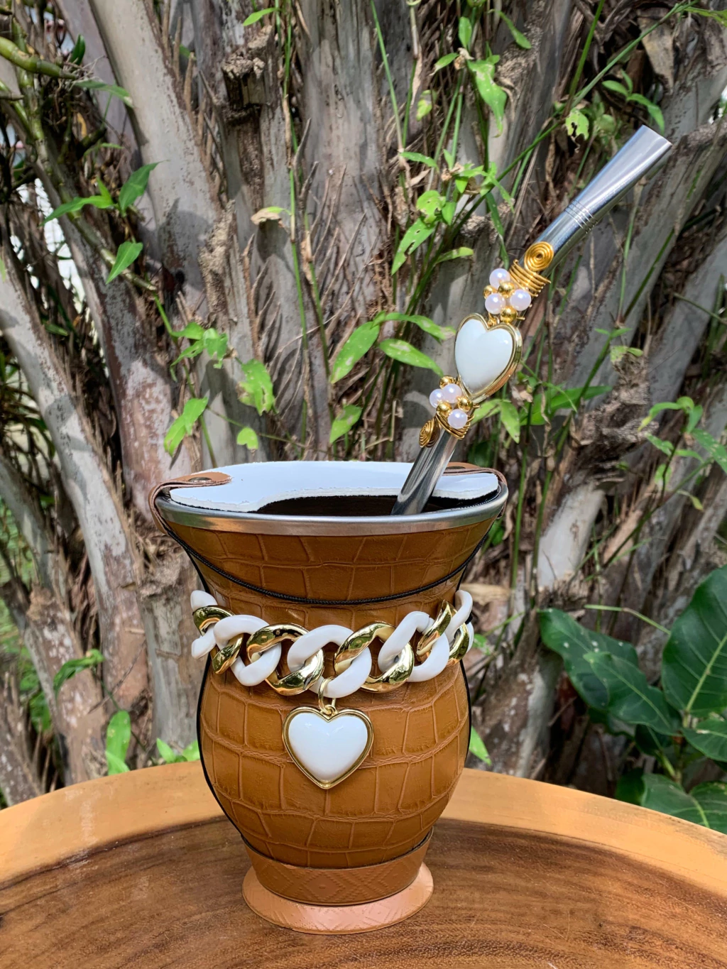 Kit chimarrão: Cuia de Porongo Revestida em Sintético Crocô + Bomba em inox decorada com pingente + Luxo + Tapa Erva