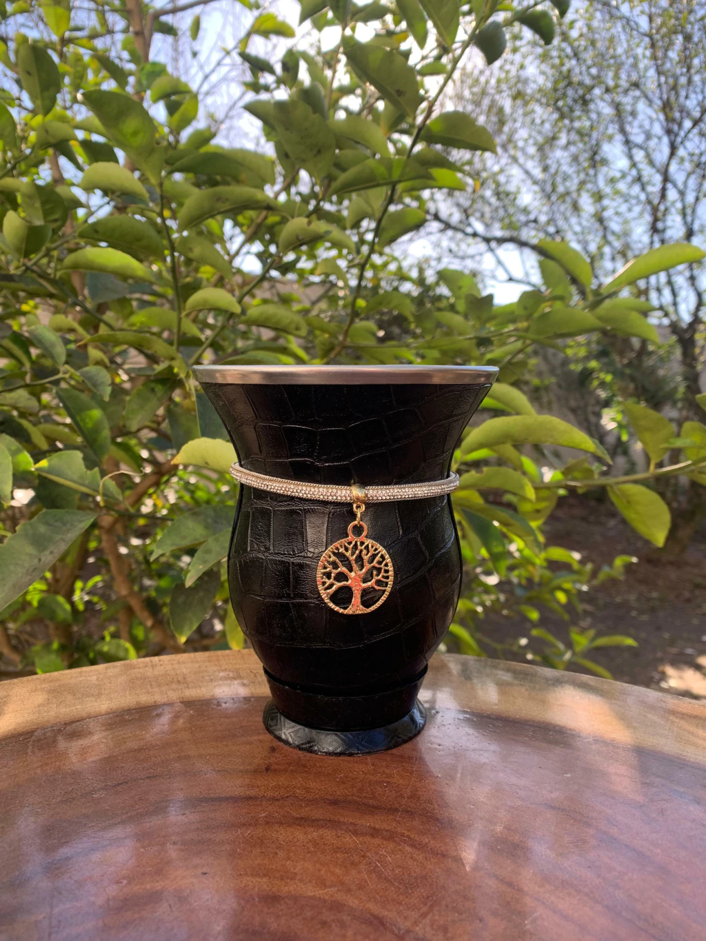 Kit chimarrão: Cuia de Porongo Revestida em Sintético Crocô + Pulseira Vip