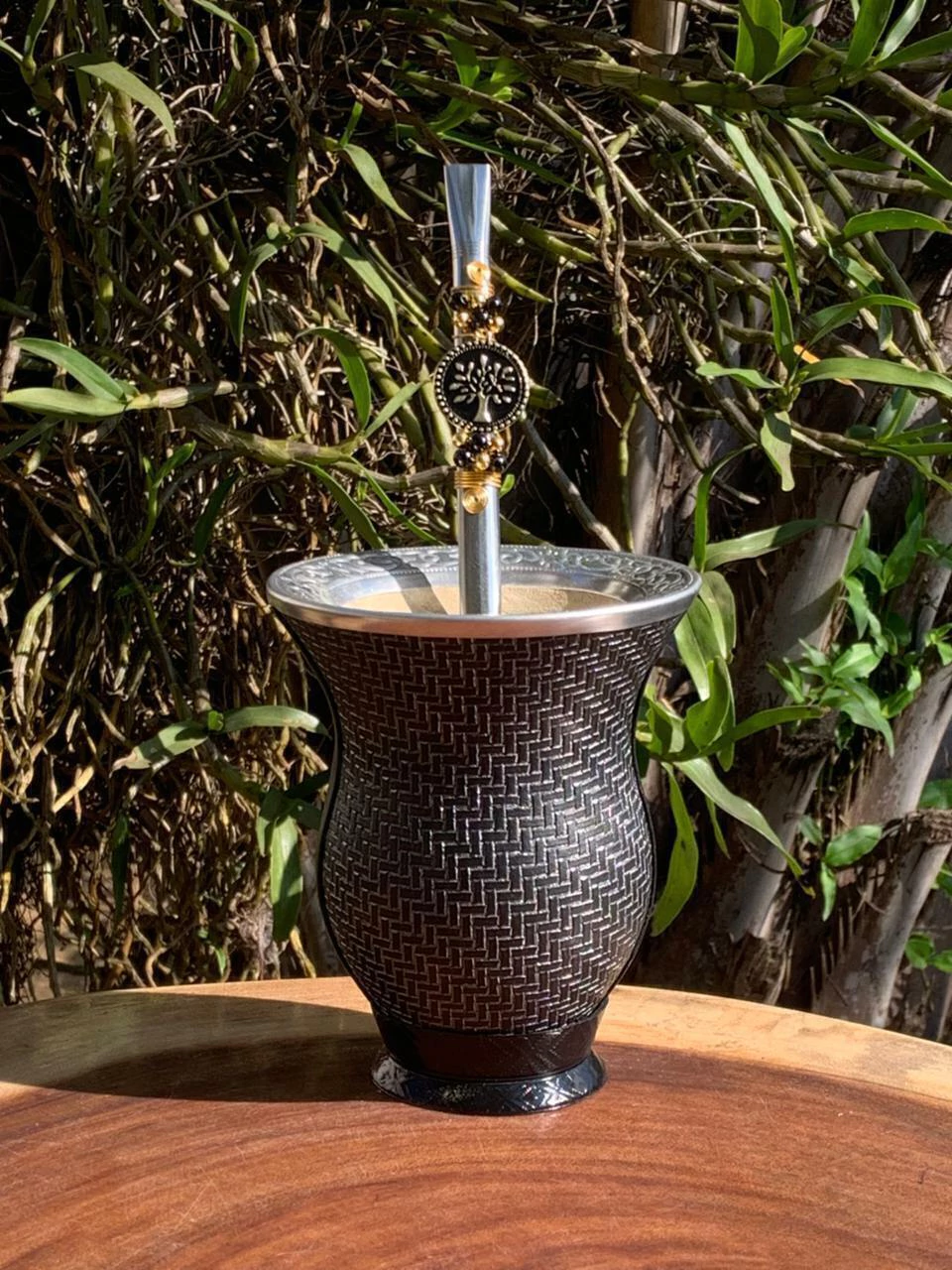 Kit chimarrão: Cuia de Porongo Revestida em Sintético Trançada + Bomba em inox decorada com pingente