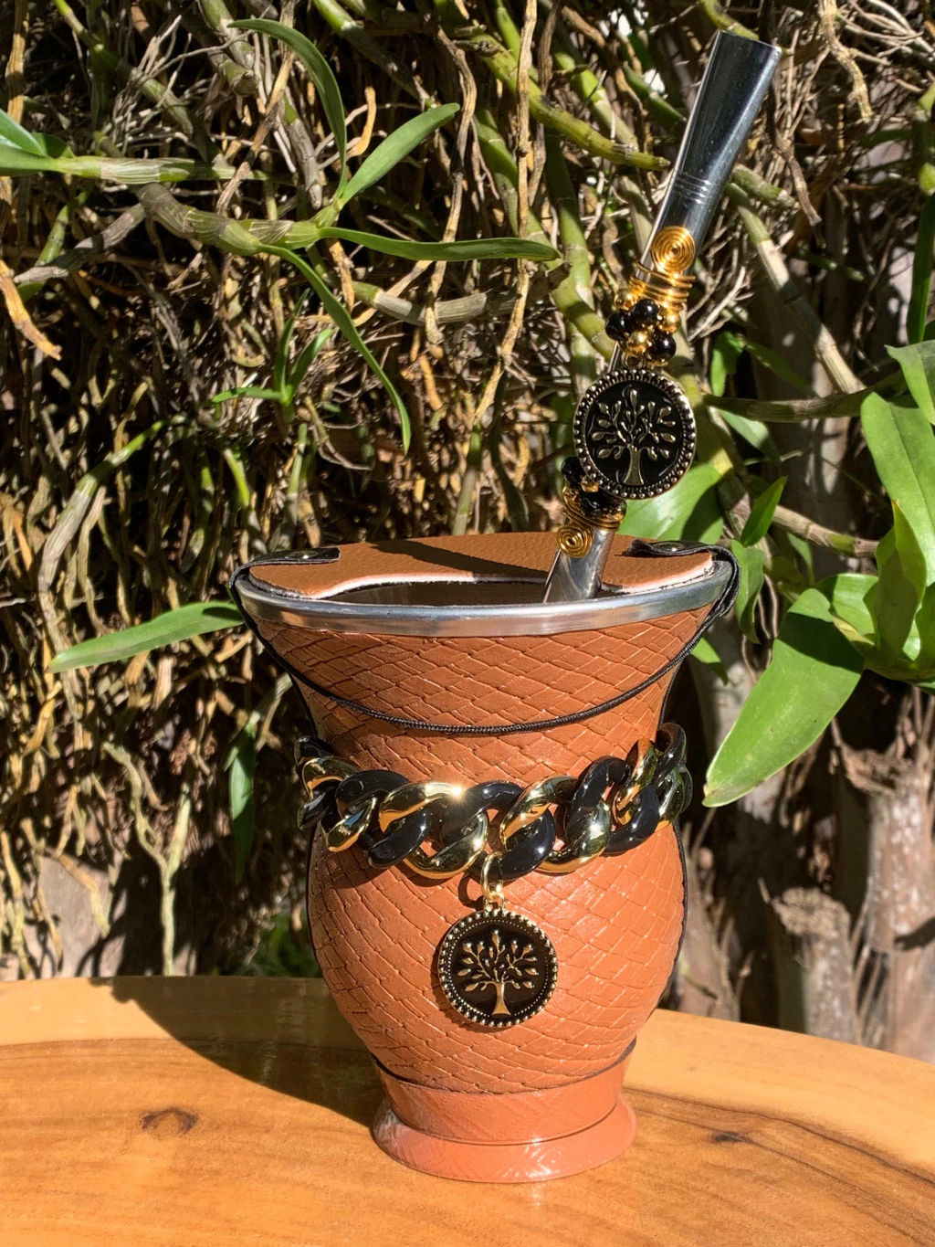 Kit chimarrão: Cuia de Porongo Revestida em Sintético Trançada + Bomba em inox decorada com pingente + Luxo + Tapa erva