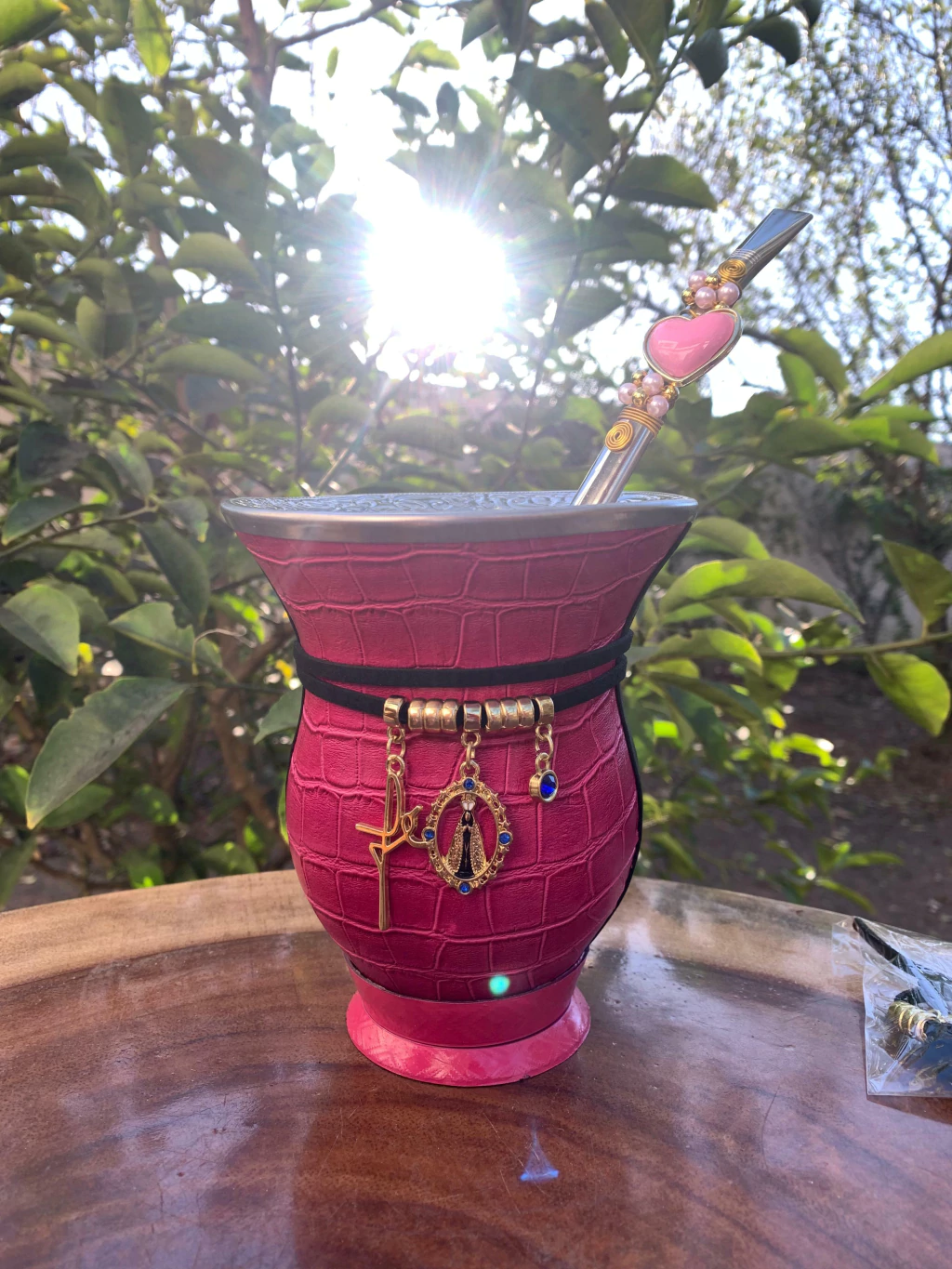 Kit chimarrão: Cuia de Porongo Revestida em Sintético Crocô + Bomba em inox decorada com pingente + Basic + Tapa Erva