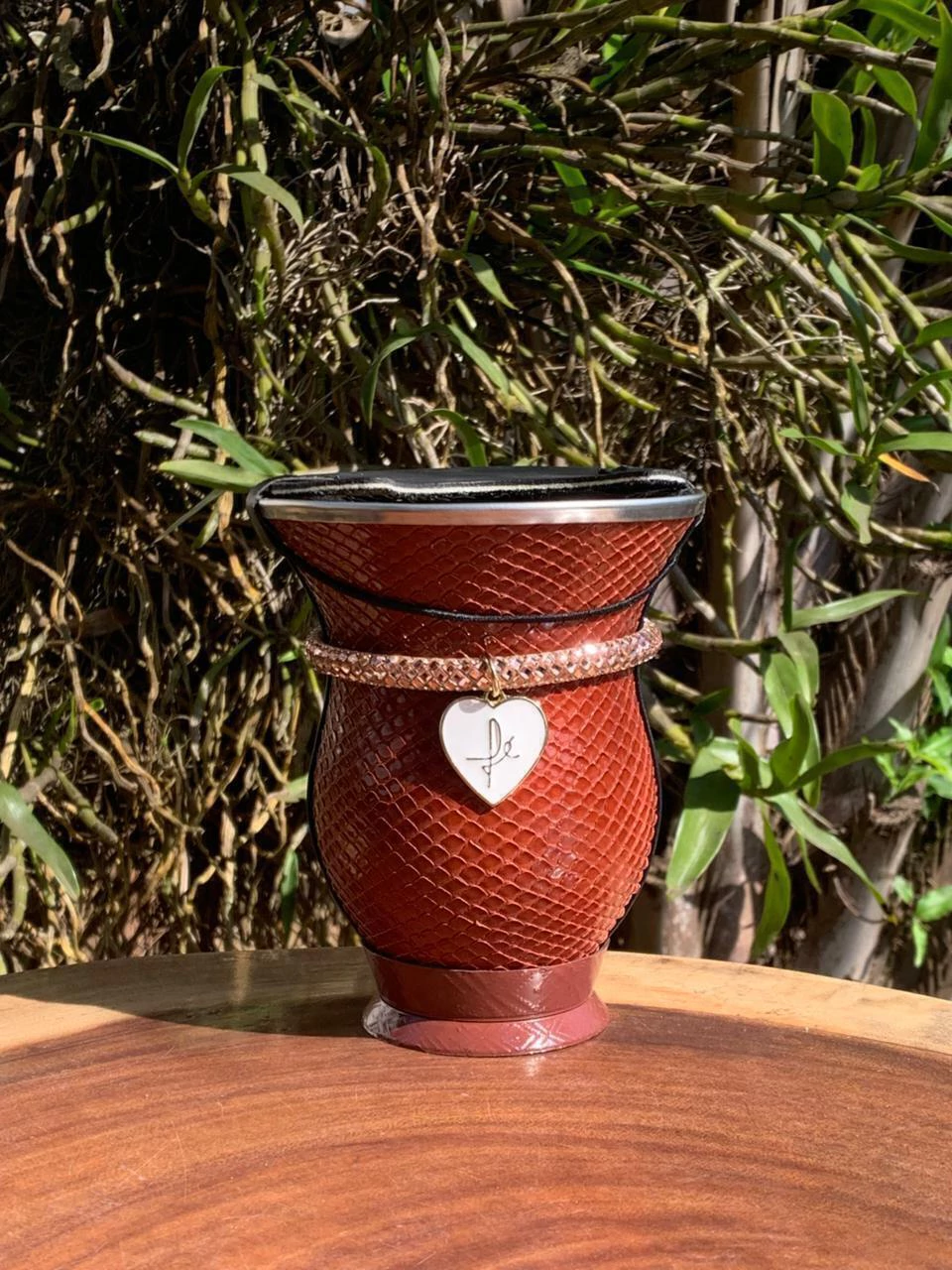 Kit chimarrão: Cuia de Porongo Revestida em Sintético Trançada + Pulseira Vip + Tapa Erva