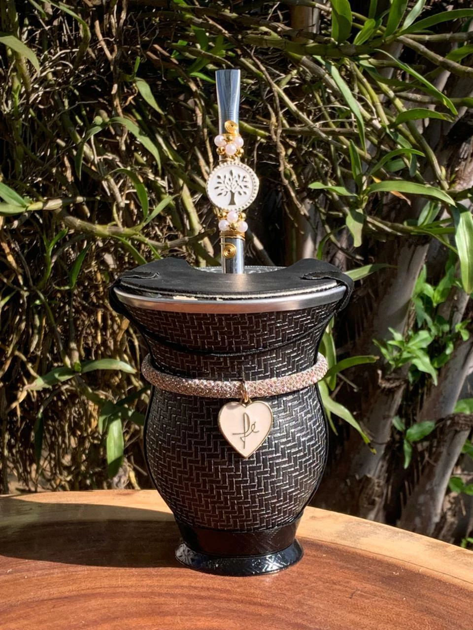 Kit chimarrão: Cuia de Porongo Revestida em Sintético Trançada + Bomba em inox decorada com pingente + Vip + Tapa erva