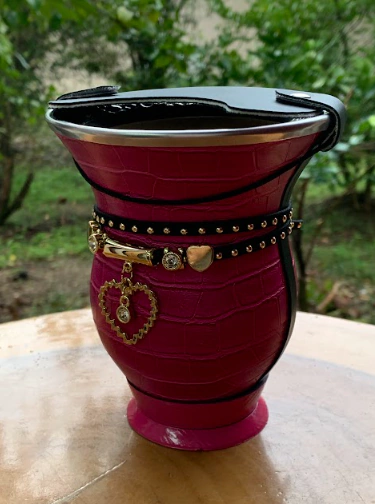 Kit chimarrão: Cuia de Porongo Revestida em Sintético Crocô + Pulseira Premium + Tapa Erva