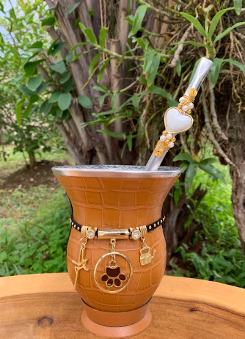 Kit chimarrão: Cuia de Porongo Revestida em Sintético Crocô + Bomba em inox decorada com pingente + Pulseira Premium