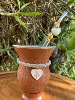 Kit chimarrão: Cuia de Porongo Revestida em Sintético Trançada + Bomba em inox decorada com pingente + Pulseira Vip