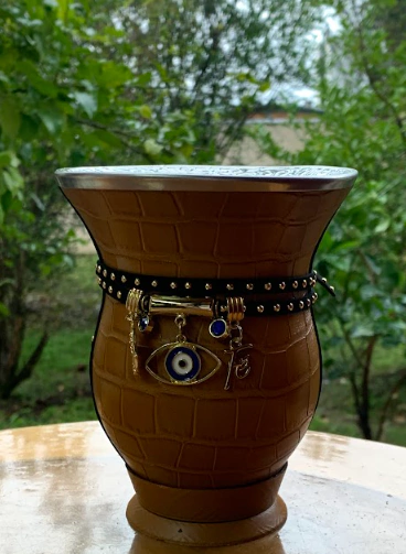 Kit chimarrão: Cuia de Porongo Revestida em Sintético Crocô + Pulseira Premium