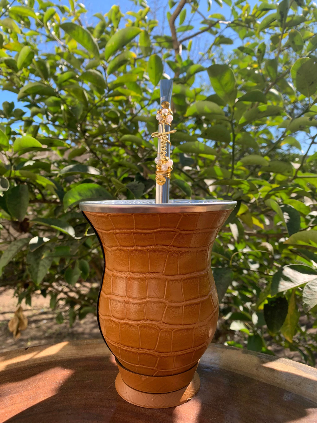 Kit chimarrão: Cuia de Porongo Revestida em Sintético Crocô + Bomba em inox decorada com pingente + Tapa Erva