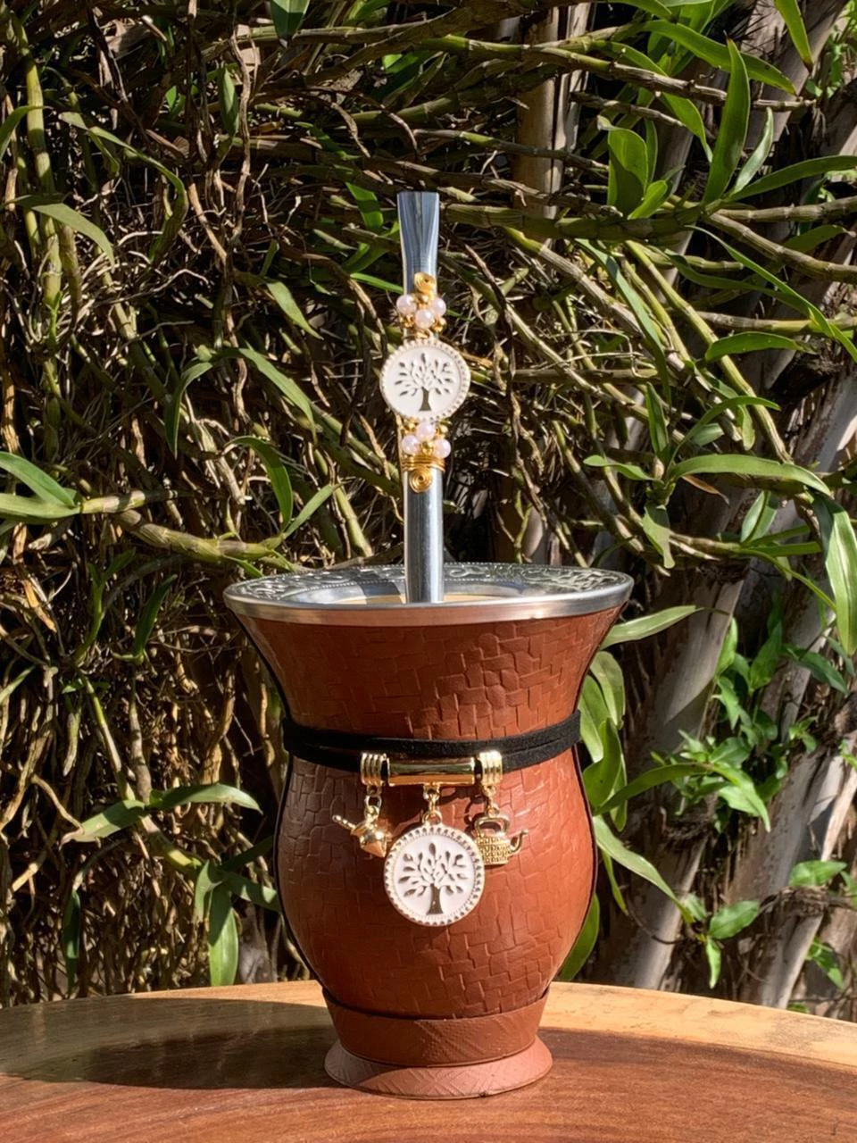 Kit chimarrão: Cuia de Porongo Revestida em Sintético Trançada + Bomba em inox decorada com pingente + Pulseira Basic